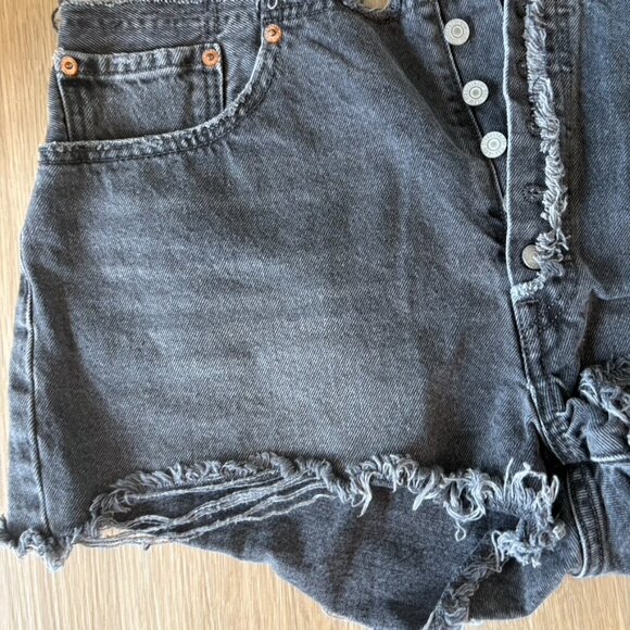 Levi’s high rise faded black raw hem button fly shorts 34" - Picture 2 of 7